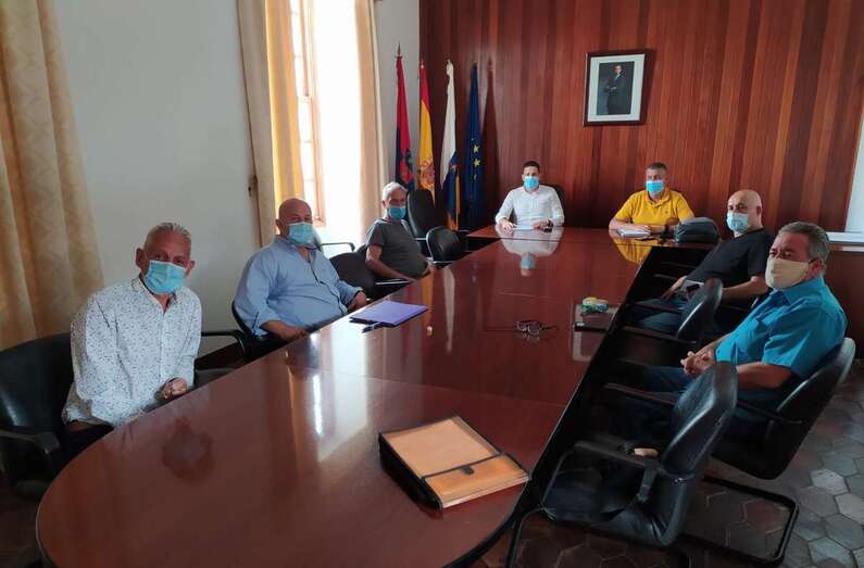 Reunión del alcalde y concejal de Mercado con representantes de las ONGs (Foto TA)